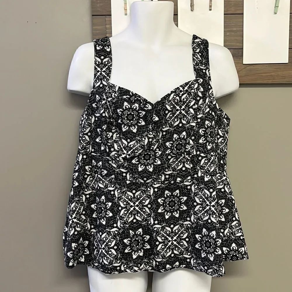 Torrid Black White Lace Print Sweetheart Peplum Top w/ Back Zipper-Size 2=2X